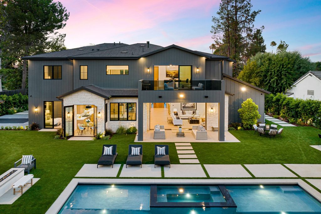 luxurious modern house with backyard and pool at s 2025 02 10 06 40 09 utc min